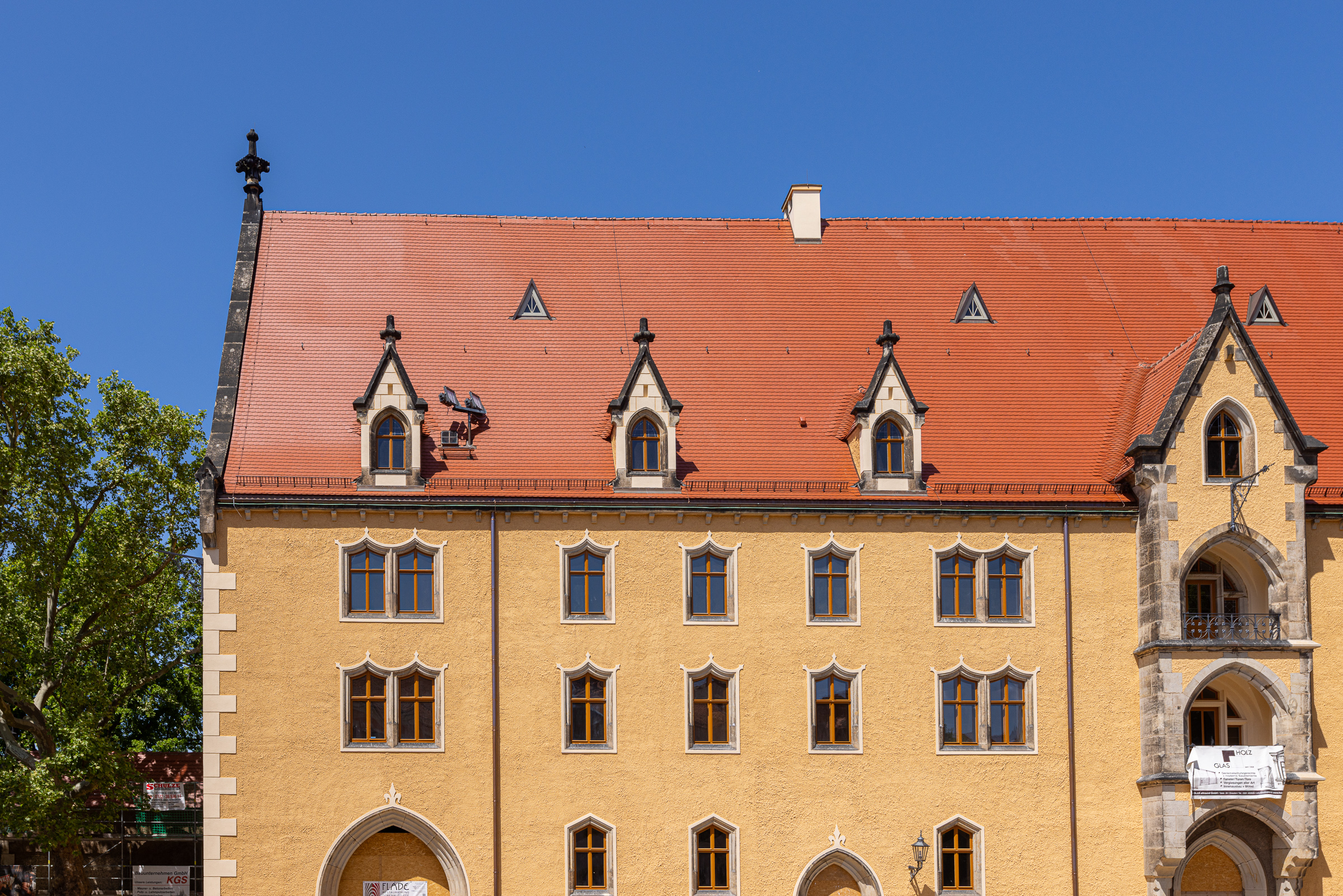 Sanierung Kornhaus Meißen schreitet voran. Nach Dach und Fassade sind nun die Fenster und Türen in Arbeit.