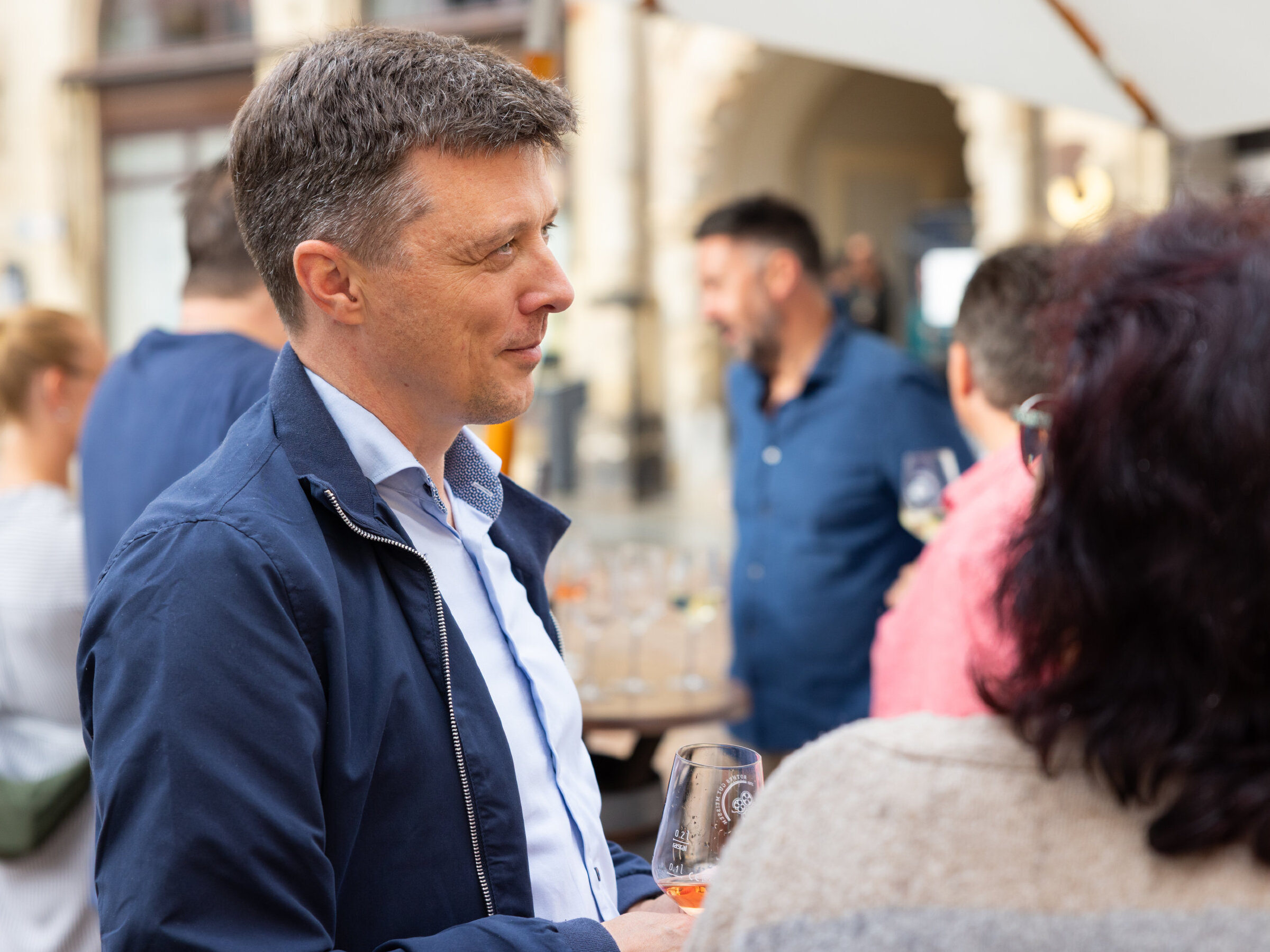 Im Gespräch mit Bürger auf dem Marktplatz