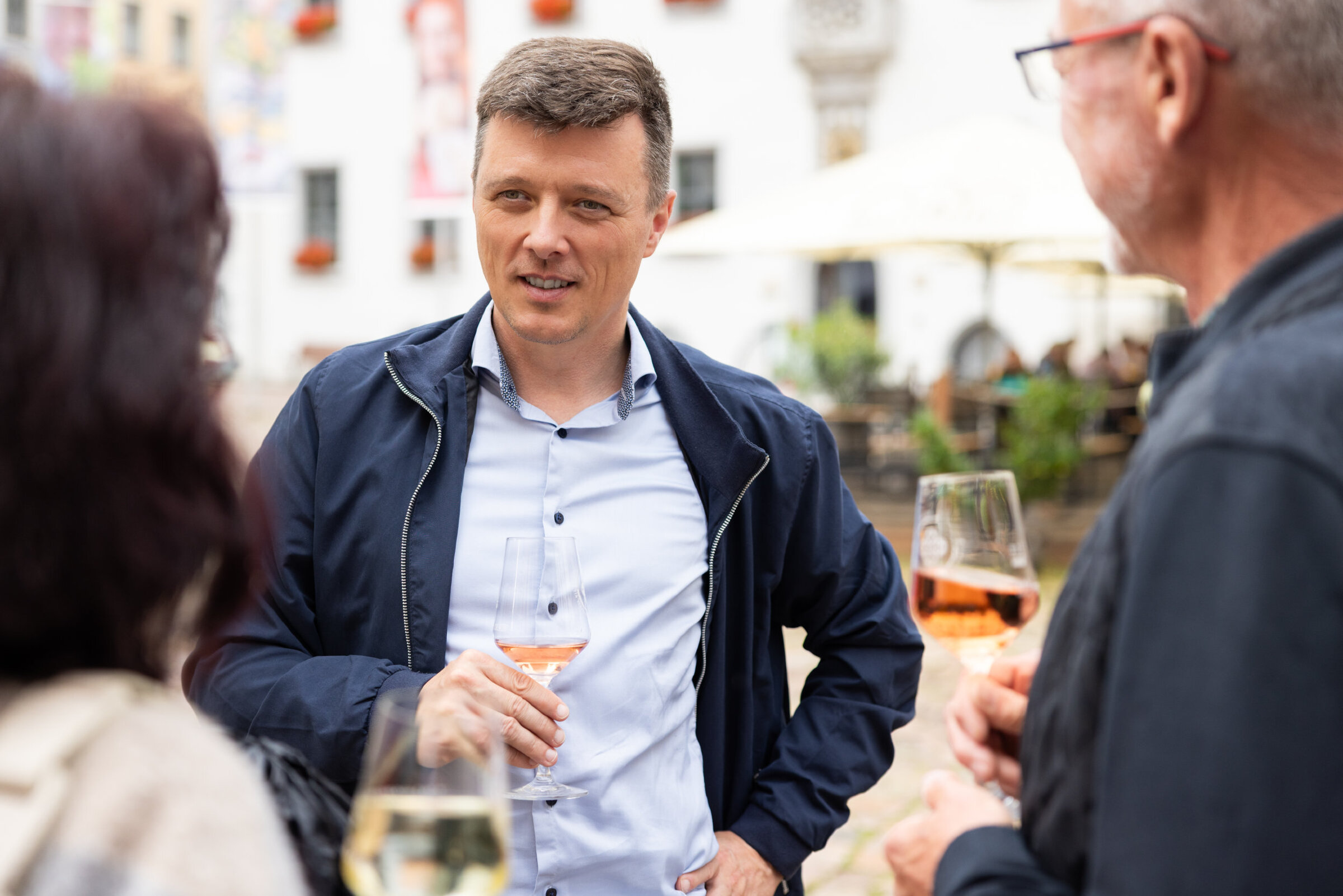 Markus Renner am Weinfass auf dem Meißner Marktplatz zum Bürge