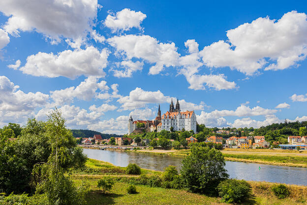 Stadtansicht Meißen mit Burgberg, Dom, Albrechtsburg und Elbe i