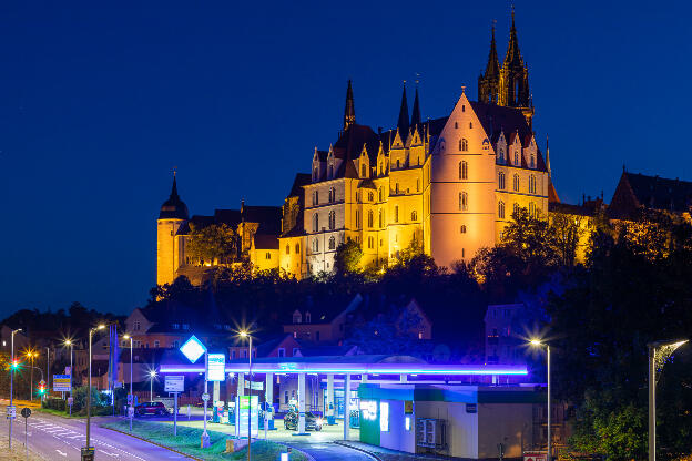 Albrechtsburg Meissen am Abend mit Tankstelle