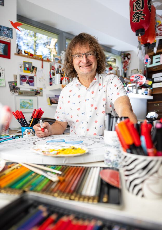 Der Künstler LEO / Kay Leonhardt in seinem Atelier in Röhrsdor