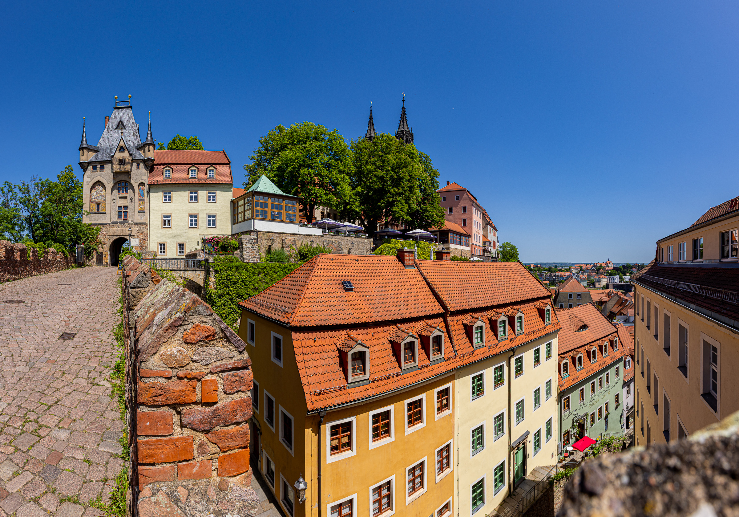 Meißner Burgberg von der Schlossbrücke aus gesehen mit Torhaus und Burgterrassen