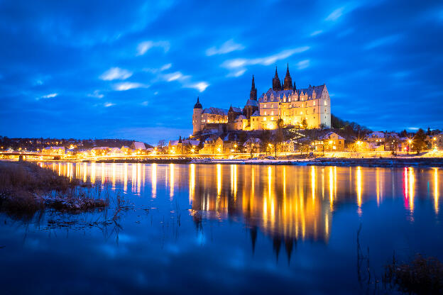 Altstadt Meißen mit Albrechtsburg an der Elbe bei Nacht