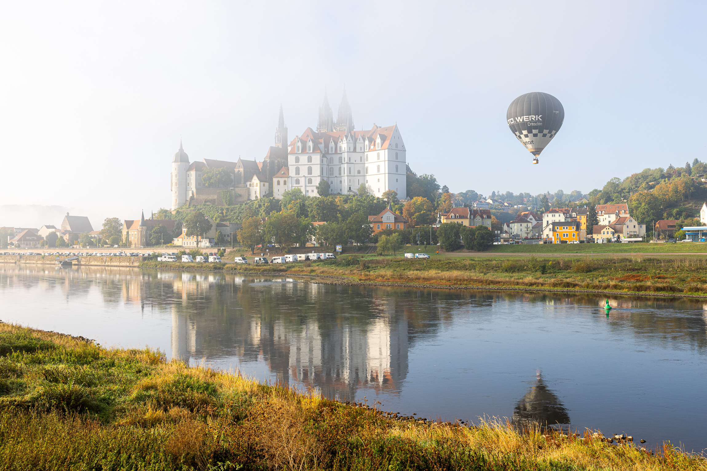 Ballonstart im Nebel